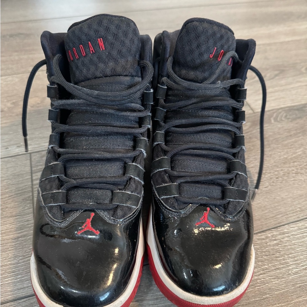Nike Youth Jordan Max Aura Black and Red Size 6Y